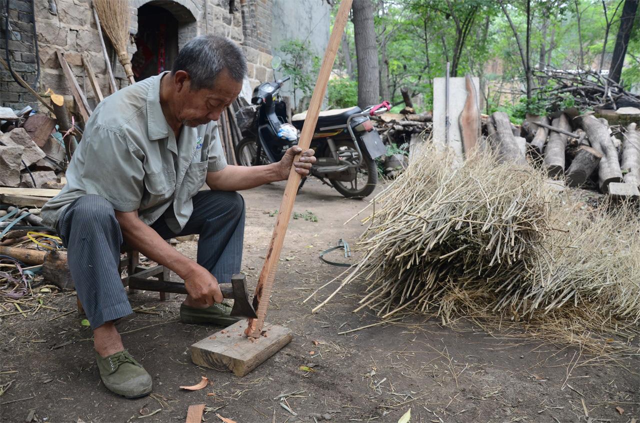 河南農(nóng)村老人手工做掃帚，一把賣28塊錢，一年能做一千多把
