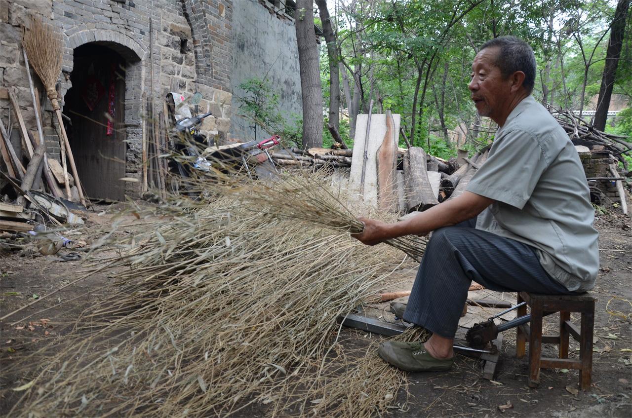 河南農(nóng)村老人手工做掃帚，一把賣28塊錢，一年能做一千多把
