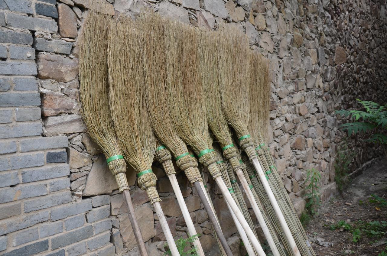 河南農(nóng)村老人手工做掃帚，一把賣28塊錢，一年能做一千多把