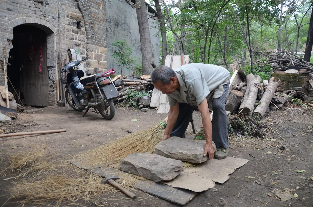 河南農(nóng)村老人手工做掃帚，一把賣28塊錢，一年能做一千多把