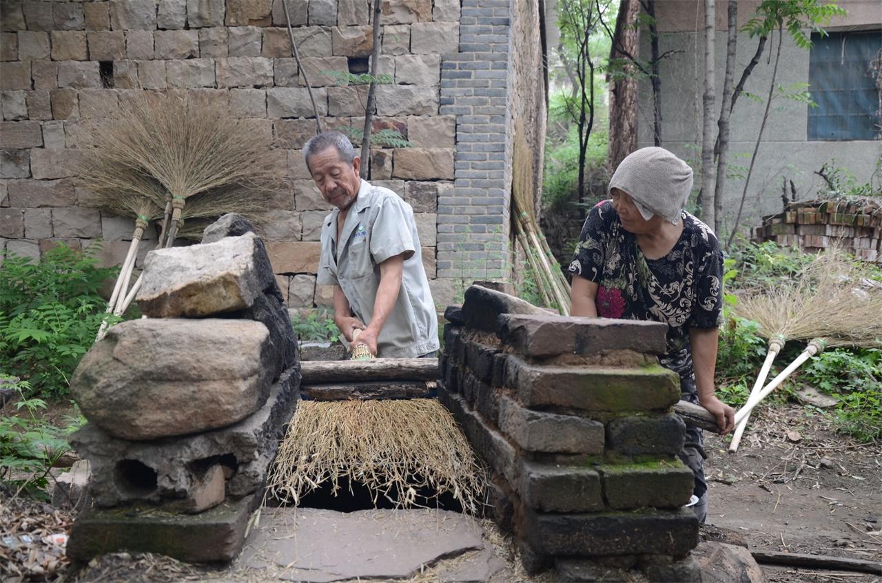 河南農(nóng)村老人手工做掃帚，一把賣28塊錢，一年能做一千多把