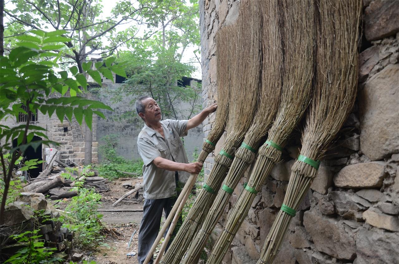 河南農(nóng)村老人手工做掃帚，一把賣28塊錢，一年能做一千多把