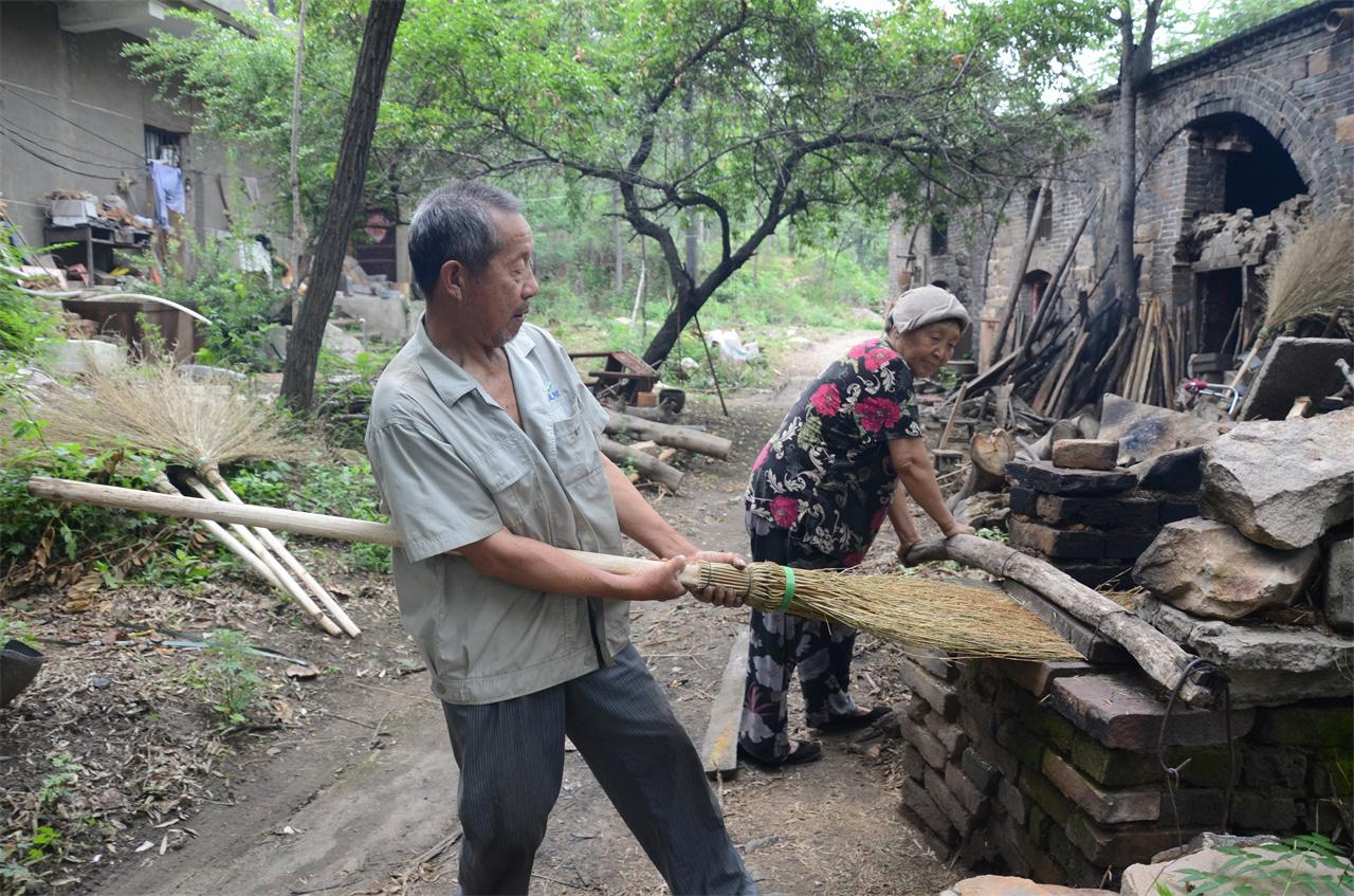 河南農(nóng)村老人手工做掃帚，一把賣28塊錢，一年能做一千多把