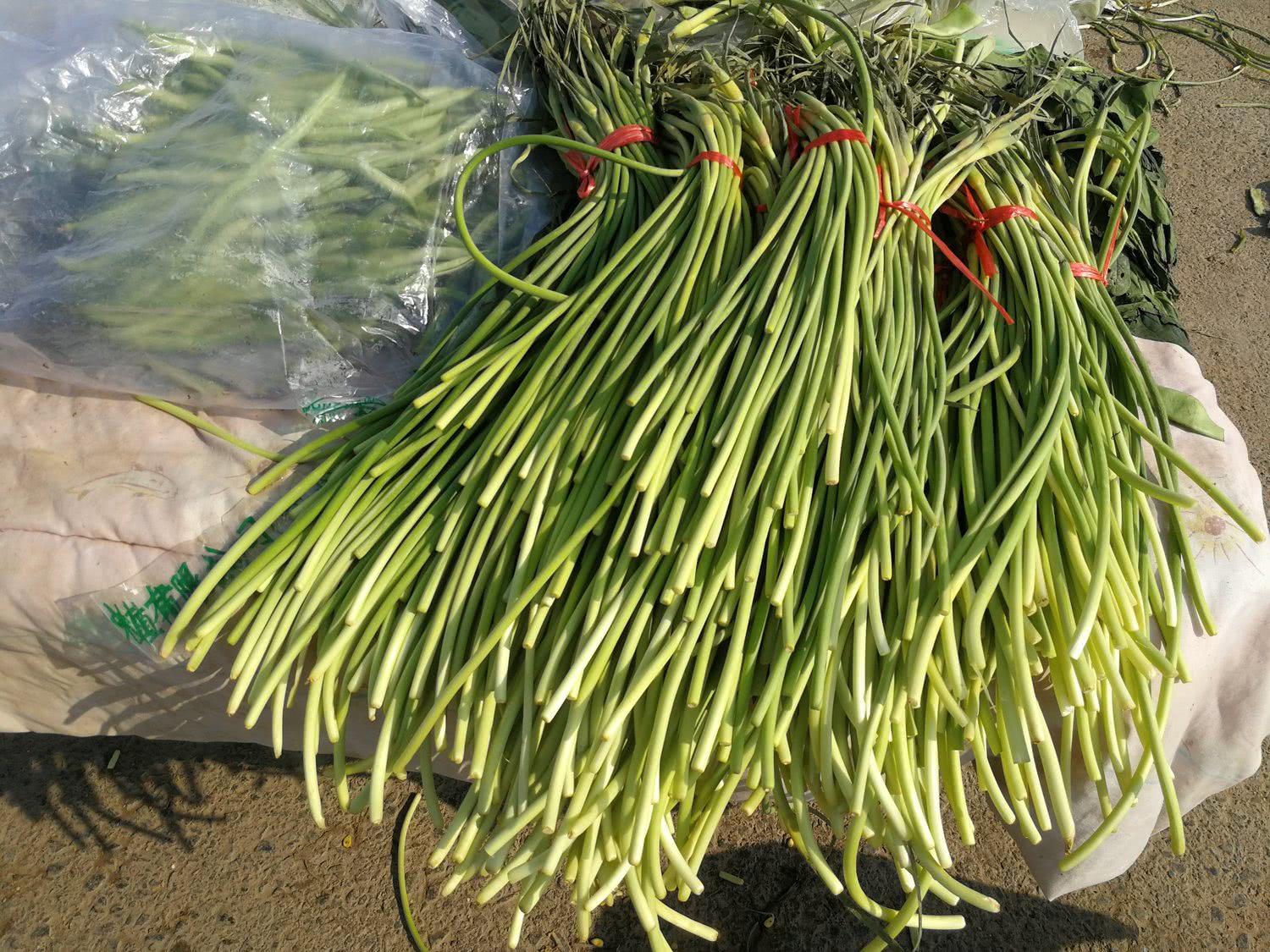 春節(jié)菜價顯金貴，蒜薹20元1斤，香椿芽42元1斤，比牛肉還貴