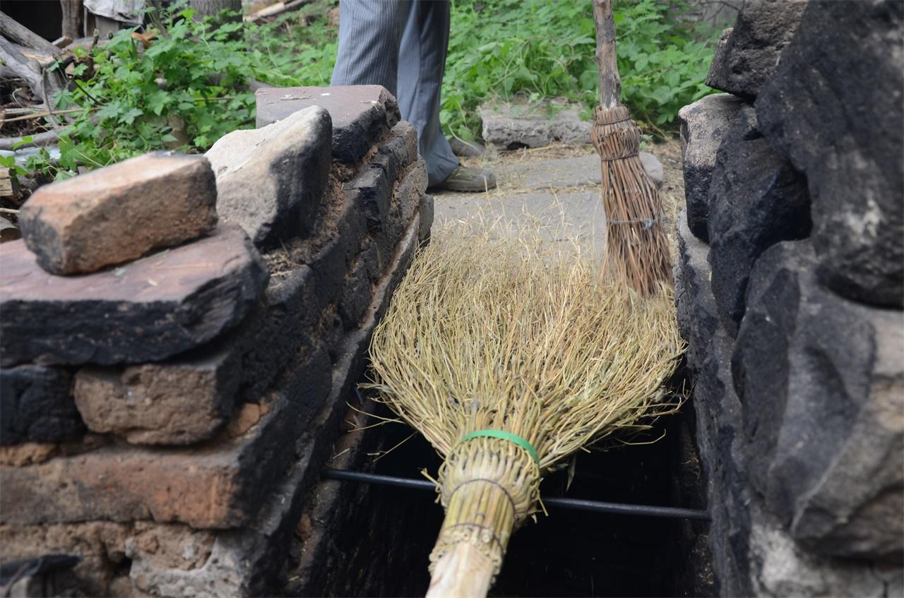 河南農(nóng)村老人手工做掃帚，一把賣28塊錢，一年能做一千多把